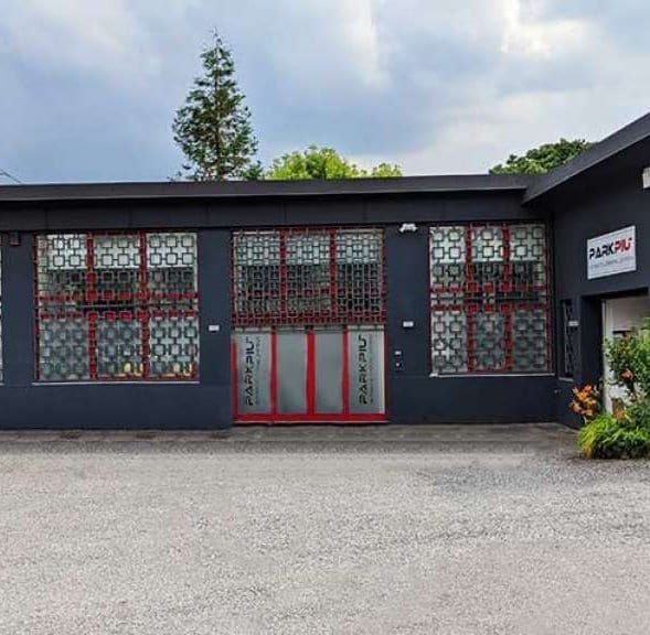 Struttura PARKPIÙ - edificio nero con porte rosse e finestre a griglia