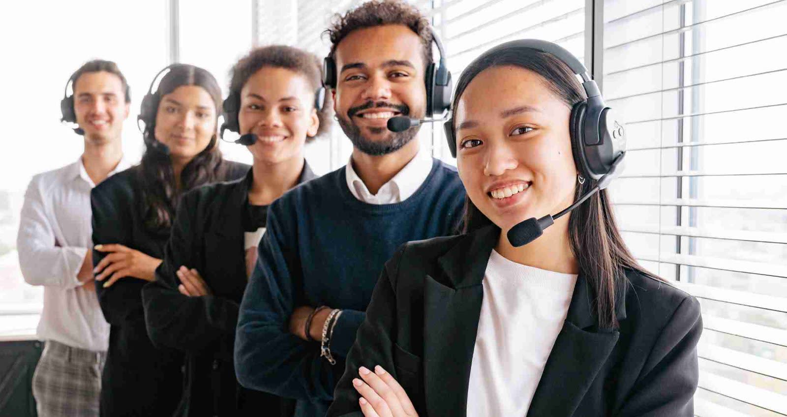 Operatore del servizio clienti con cuffie che fornisce assistenza tecnica