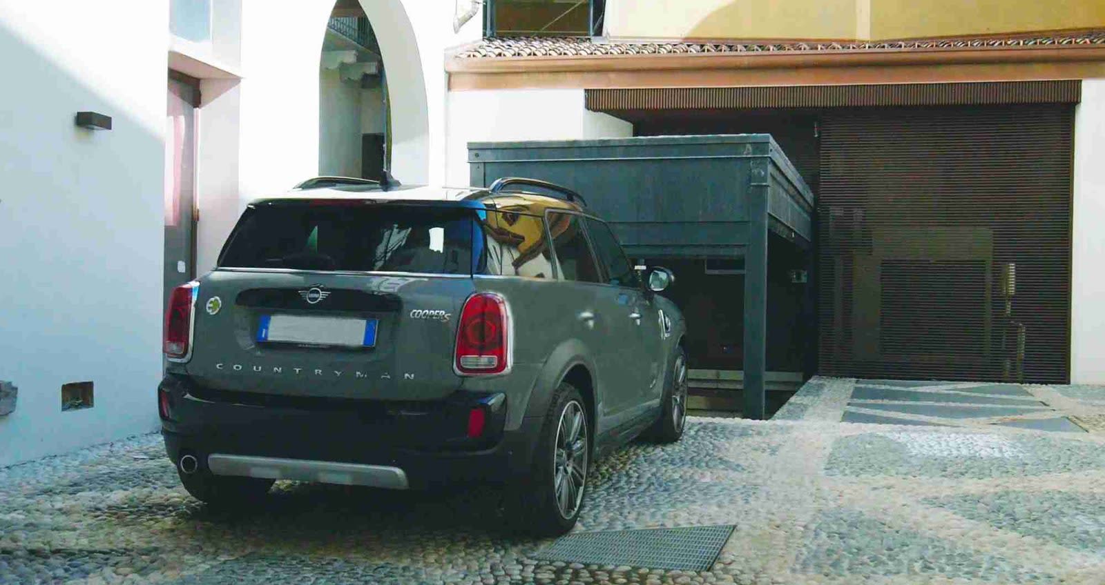 Ascensore per auto che solleva un veicolo in un edificio residenziale