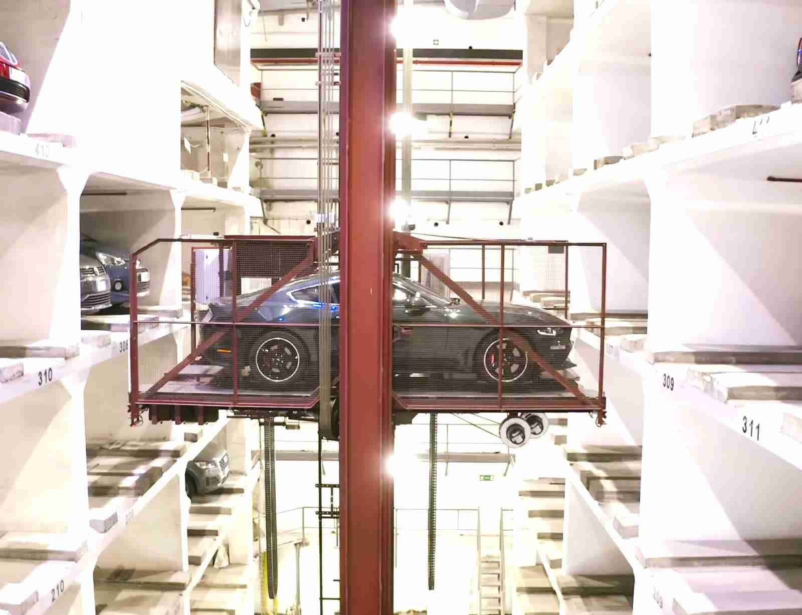 Moderno garage con parcheggi automatizzati su più livelli