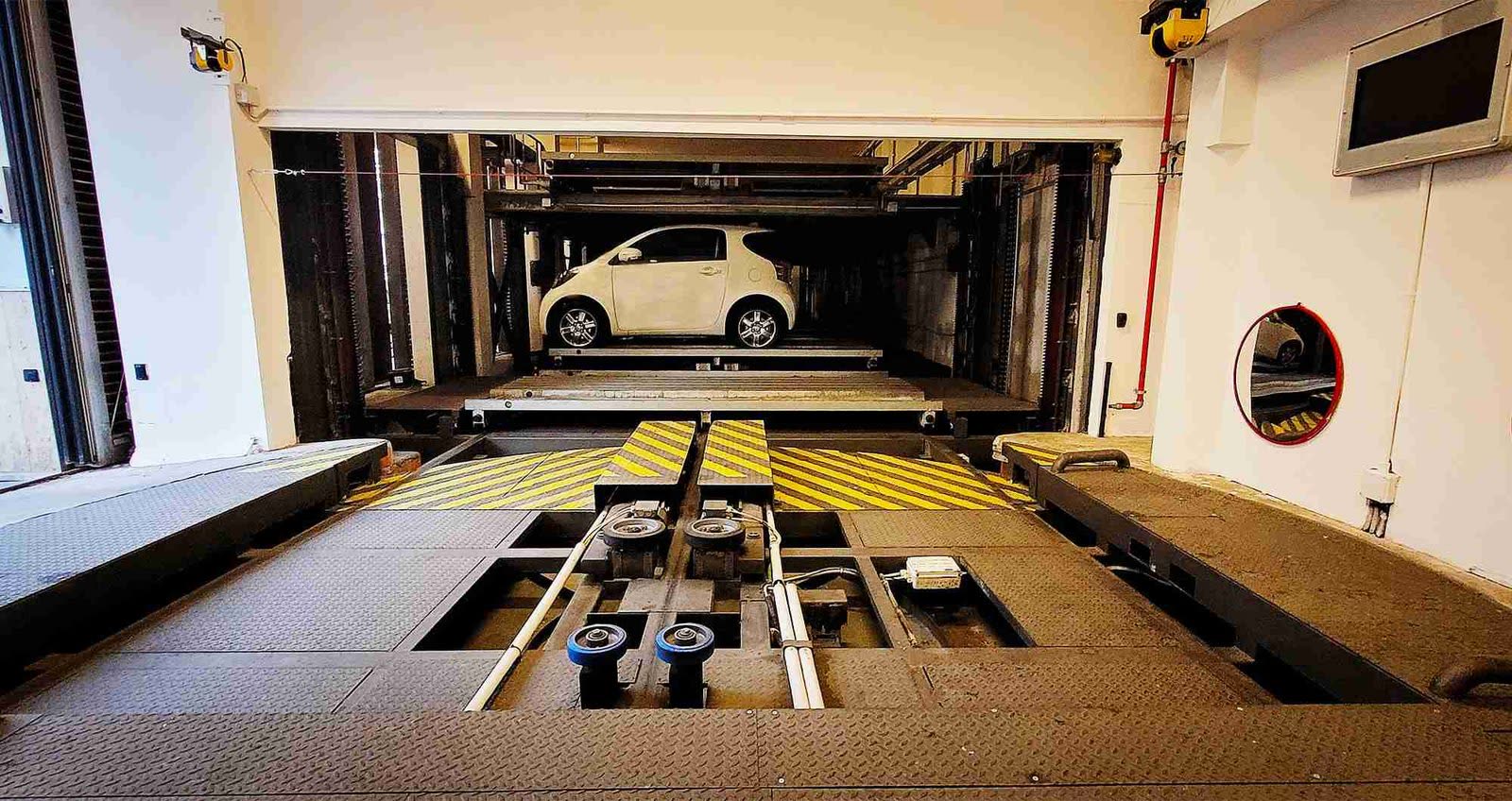 Tecnico al lavoro durante la ristrutturazione di un impianto di parcheggio