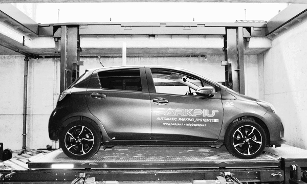 Auto su una piattaforma di sollevamento in un sistema di parcheggio automatico PARKPIÙ